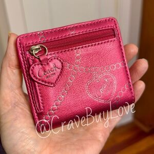 COACH POPPY HEART WALLET LEATHER HOT PINK W/ TROMPE CHAIN DETAILS
ADORABLE EUC!